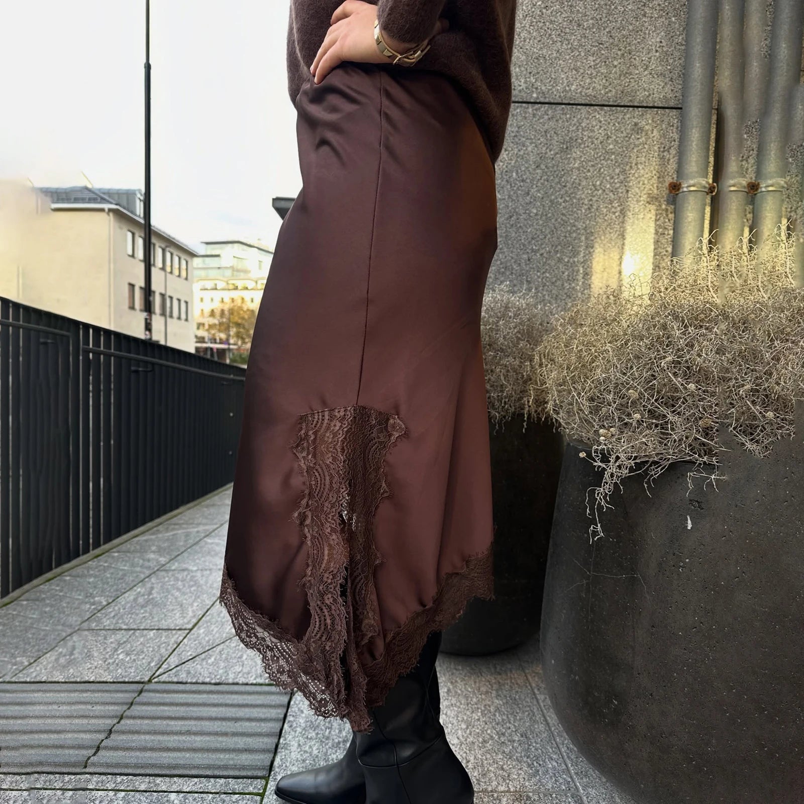 Xingqing y2k Women Skirt Elegant Clothes Solid Color Elastic Waist Lace Patchwork Irregular Hem Side Slit Midi Skirts Clubwear